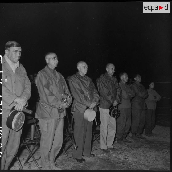 Le général Navarre et le colonel de Castries assistent à la messe de minuit à Diên Biên Phu.