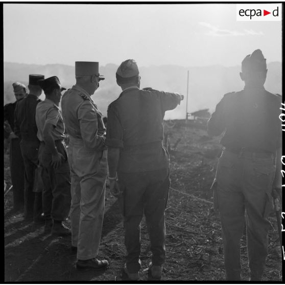 Lors d'une visite, le général Navarre, commandant en chef en Indochine, examine un point d'appui du camp fortifiée de Diên Biên Phu avec les explications d'un capitaine.