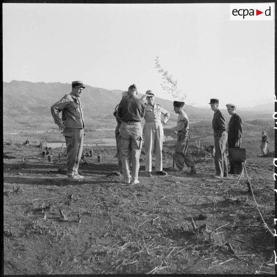 Lors d'une visite à Diên Biên Phu, le général Navarre inspecte l'un des points d'appui du camp fortifiée.