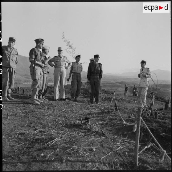 Lors d'une visite à Diên Biên Phu, le général Navarre inspecte l'un des points d'appui du camp fortifiée.