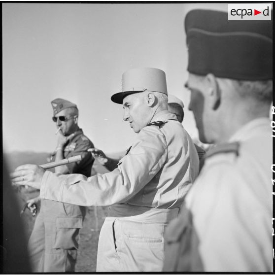 Lors d'une visite, le général Navarre, commandant en chef en Indochine, examine un point d'appui du camp fortifiée de Diên Biên Phu avec les explications d'un capitaine.