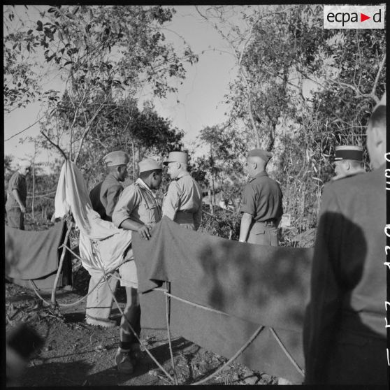 Visite du général Navarre sur un point d'appui du camp de Diên Biên Phu.