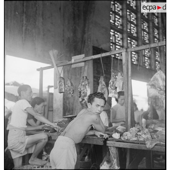 Un étalage de viande dans un marché couvert de Saigon.