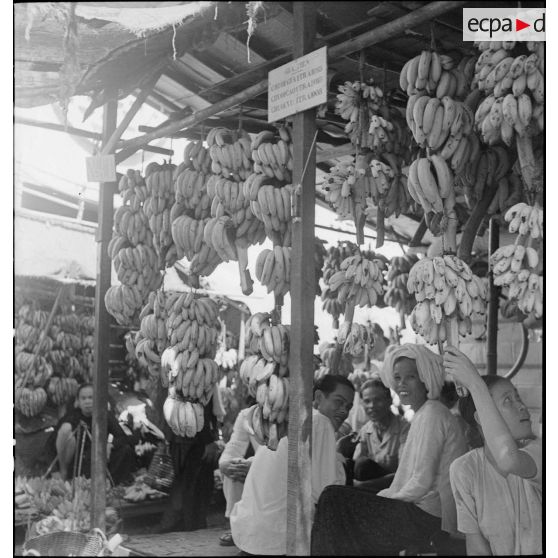 Un étalage de bananes sur un marché de Saigon.