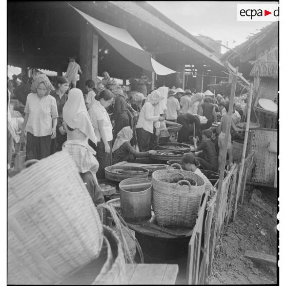 Des vendeurs de poisson frais sur un marché de Saigon.