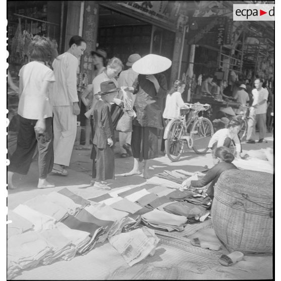 Scène dans une rue commerçante de Saigon.