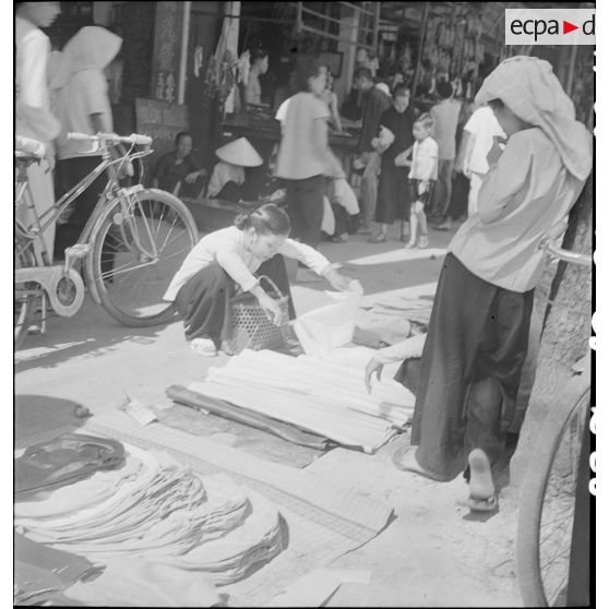 Scène dans une rue commerçante de Saigon.