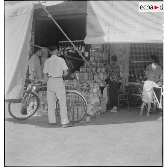 Devanture d'un commerce dans une rue commerçante de Saigon.