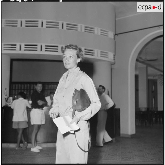 La journaliste et correspondante de guerre américaine Marguerite Higgins dans le hall de l’hôtel Majestic à Saigon.