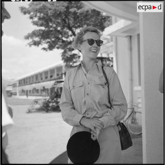 Portrait de la journaliste et correspondante de guerre américaine Marguerite Higgins avant son départ en avion.