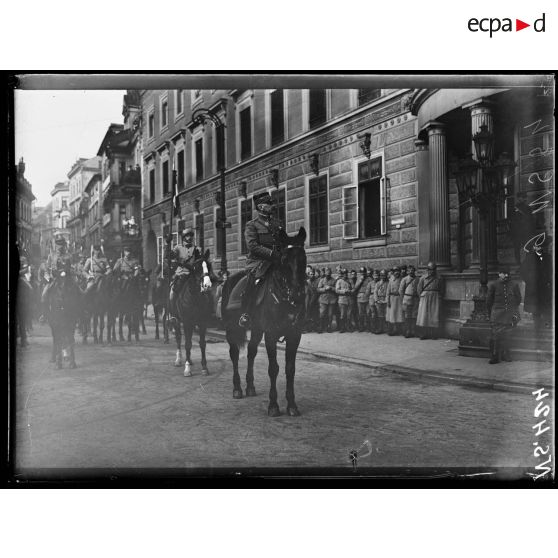 Wiesbaden (Allemagne). Entrée des troupes françaises. Le général Lecomte suivi de son Etat-Major. [légende d'origine]