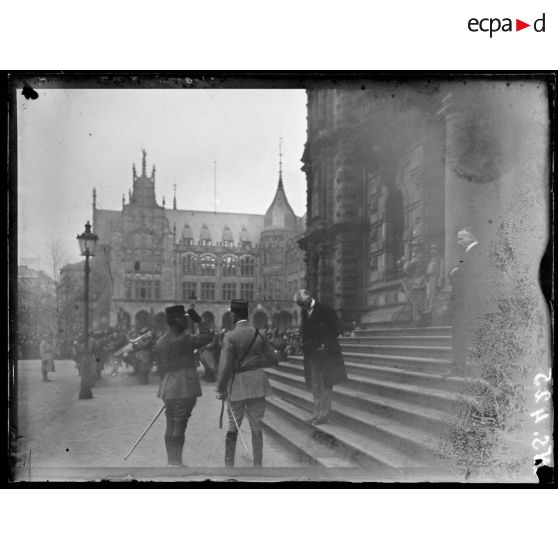 Wiesbaden (Allemagne). Entrée des troupes françaises. Remise de la ville au général Lecomte par les autorités de la ville. [légende d'origine]