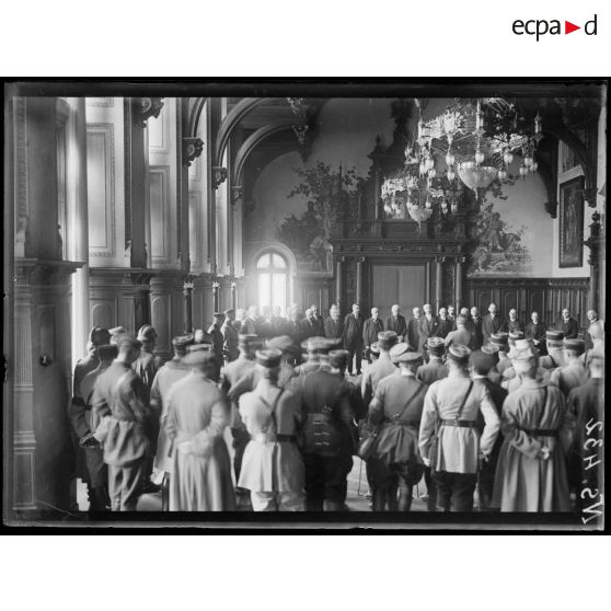 Wiesbaden (Allemagne). Entrée des troupes françaises. Remise de la ville au général Lecomte par les autorités civiles. [légende d'origine]