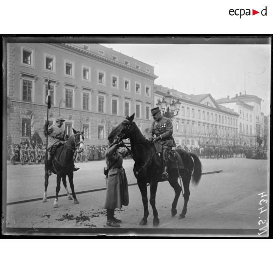 Wiesbaden (Allemagne). Le général Lecomte et son porte-fanion.. [légende d'origine]