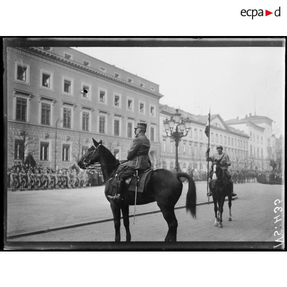 Wiesbaden (Allemagne). Le général Lecomte saluant. [légende d'origine]