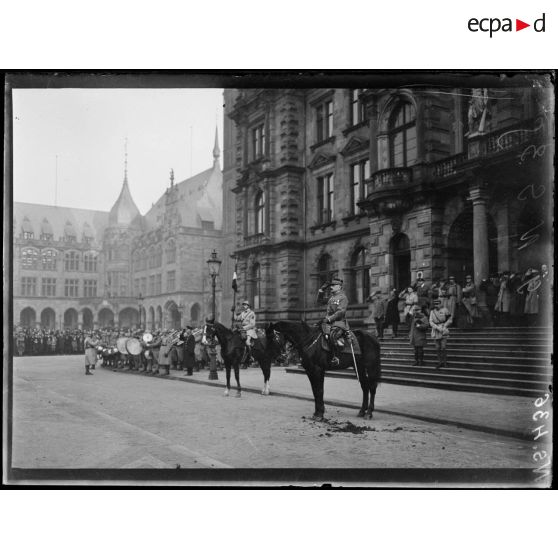 Wiesbaden (Allemagne). Le général Lecomte salue pendant que la musique exécute La Marseillaise. [légende d'origine]