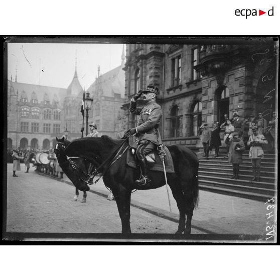 Wiesbaden (Allemagne). Entrée des troupes françaises. Le général Lecomte parle pendant que la musique exécute La Marseillaise. [légende d'origine]