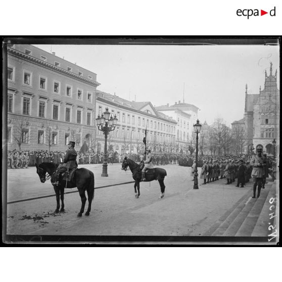 Wiesbaden (Allemagne). Entrée des troupes françaises. Le général Lecomte assiste au défilé des troupes. [légende d'origine]