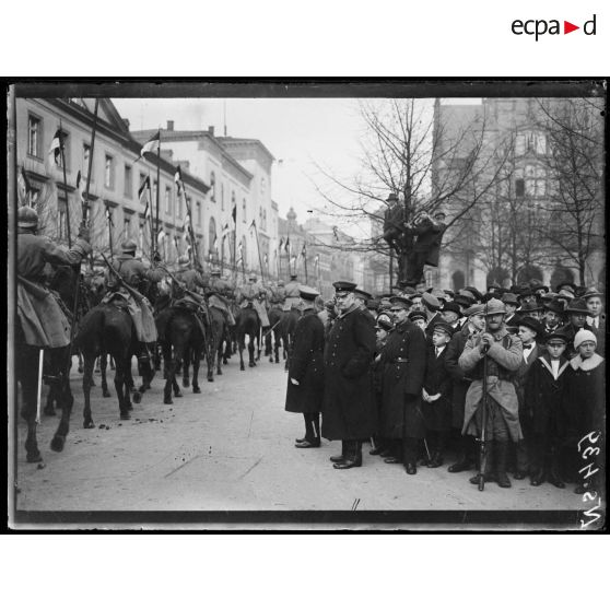 Wiesbaden (Allemagne). Entrée des troupes françaises. Le général Lecomte assiste au défilé des troupes. [légende d'origine]