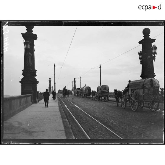 Mayence (Allemagne). Convoi de troupes françaises passant sur le pont du Rhin. [légende d'origine]