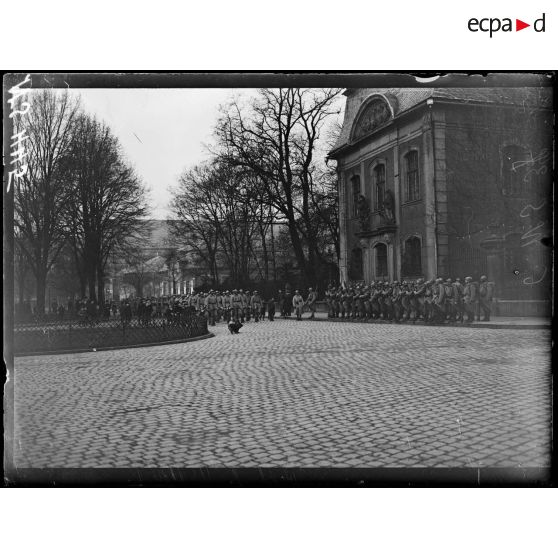 Mayence (Allemagne). Relève de la garde devant le chateau du Prince de Hesse occupé par le général Mangin. [légende d'origine]