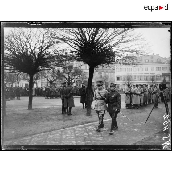 Coblentz (Allemagne). Entrée des troupes françaises. Les généraux Mangin et Ferrand. [légende d'origine]