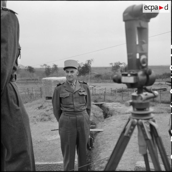 Le général Navarre lors d'une inspection au poste de My Khe.