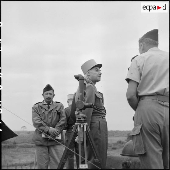 Le général Navarre parle avec le général Cogny lors d'une visite du poste de My Khe.