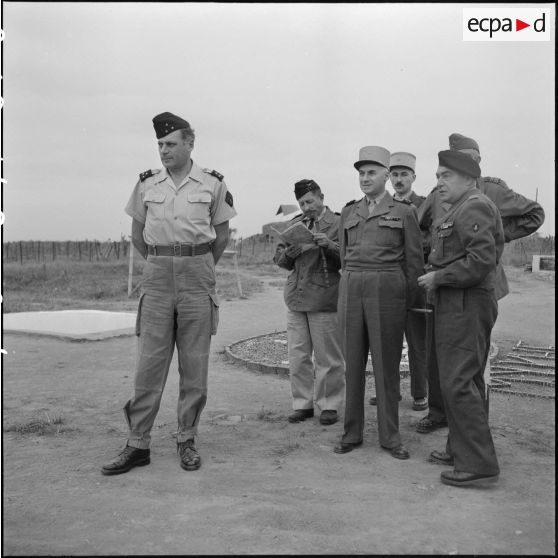 Le général Navarre écoute les explications du colonel Quilichini, commandant le secteur, au cours d'une visite au poste de My Khe.