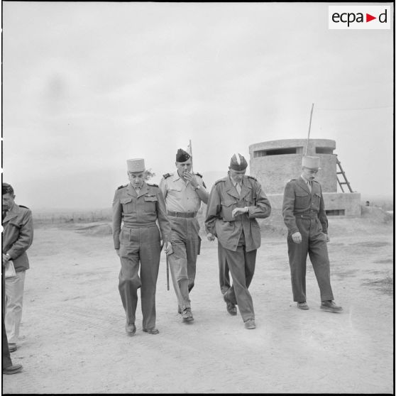 Visite du général Navarre au poste de Thu Phieu.