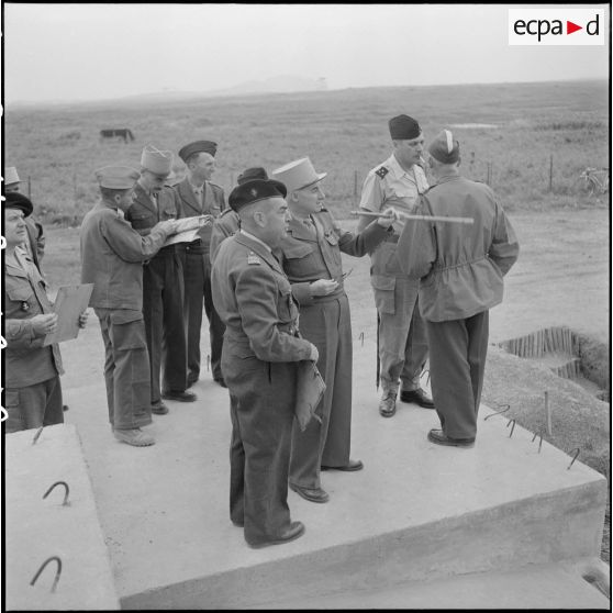 Le général Navarre en conversation avec le colonel Quilichini, commandant le secteur, lors d'une inspection du poste de Thu Phieu.