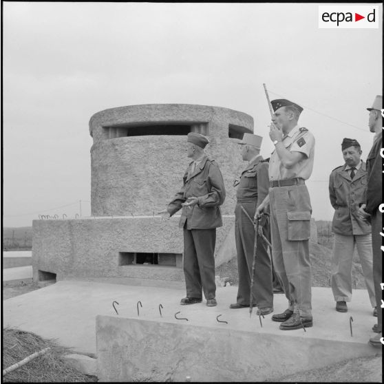 Visite du général Navarre au poste de Thu Phieu.