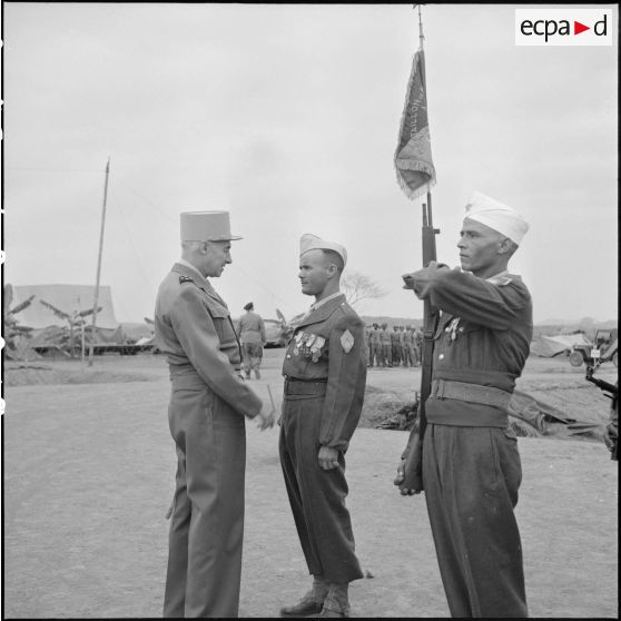 Le général Navarre félicite un sergent-chef après lui avoir remis une médaille au poste de Yen Cu.