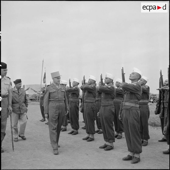 Passage en revue des soldats du 4e régiment de tirailleurs marocains (RTM) par le général Navarre au poste de Yen Cu.