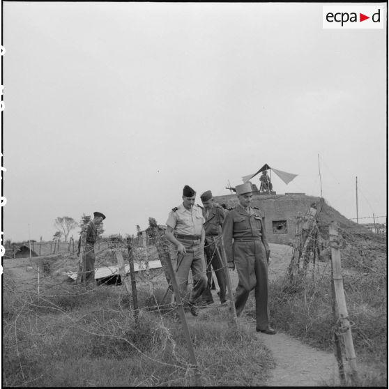 Le général Navarre et le général Cogny inspectent le poste de My Khe.