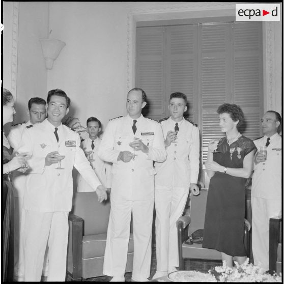 Cocktail donné à l'occasion d'une remise de décorations au médecin-capitaine Valérie André par l'Armée nationale vietnamienne.