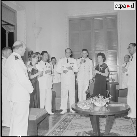 Cocktail donné à l'occasion d'une remise de décorations au médecin-capitaine Valérie André par l'Armée nationale vietnamienne.