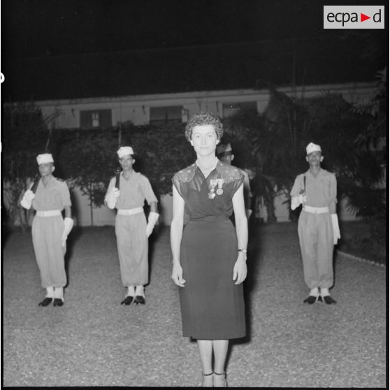 Cocktail donné à l'occasion de la remise de décorations au médecin-capitaine Valérie André.