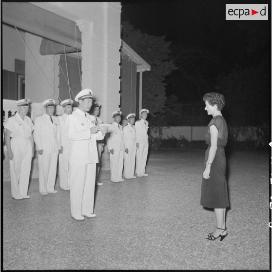 Remise de décoration au médecin-capitaine Valérie André par le chef d'Etat-major de l'Armée nationale vietnamienne, Nguyen Van Hinh.