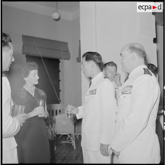 Cocktail donné à l'occasion d'une remise de décorations au médecin-capitaine Valérie André par l'Armée nationale vietnamienne, en présence des généraux Hinh et Chassin.