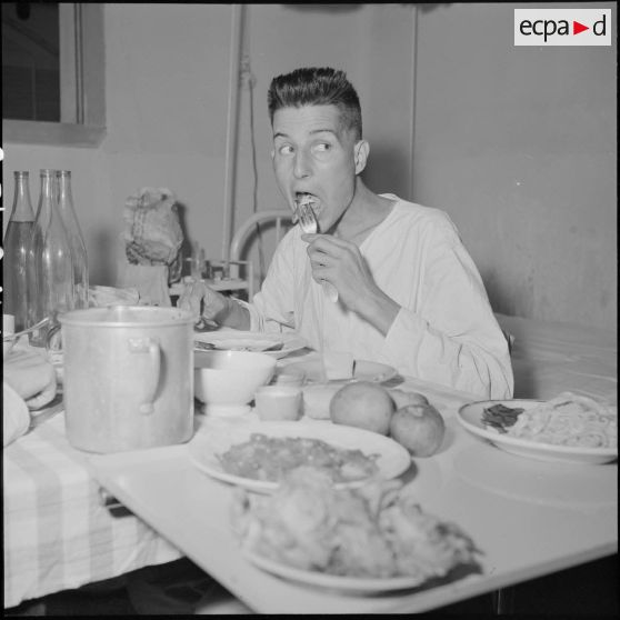 Jean Leriche, cameraman du Service presse information, pendant sa convalescence à l'hôpital Grall après sa libération d'un camp de prisonniers vietminh.