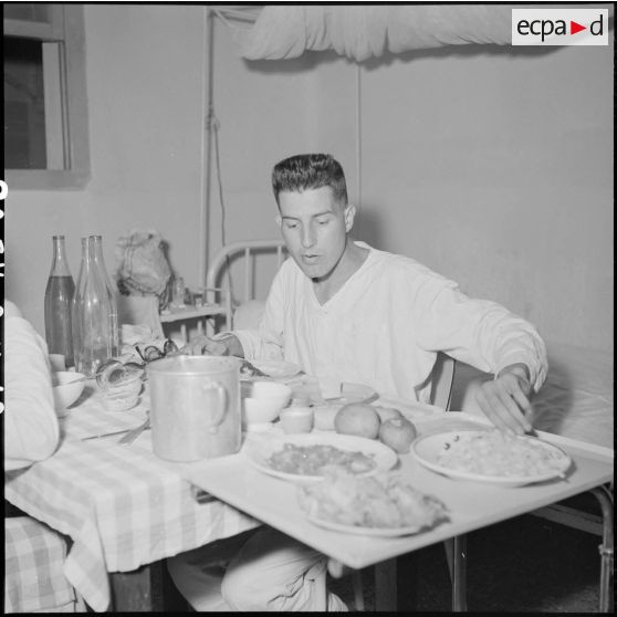 Jean Leriche, cameraman du Service presse information, pendant sa convalescence à l'hôpital Grall après sa libération d'un camp de prisonniers vietminh.