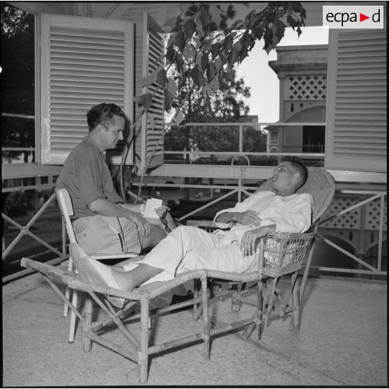 Jean Leriche, cameraman du Service presse information, pendant sa convalescence à l'hôpital Grall après sa libération d'un camp de prisonniers vietminh.