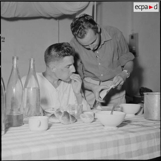 Jean Leriche, cameraman du Service presse information, pendant sa convalescence à l'hôpital Grall après sa libération d'un camp de prisonniers vietminh.