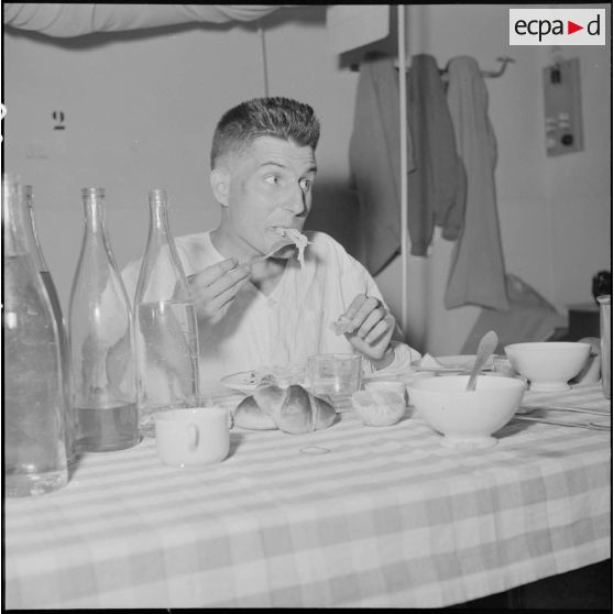 Jean Leriche, cameraman du Service presse information, pendant sa convalescence à l'hôpital Grall après sa libération d'un camp de prisonniers vietminh.