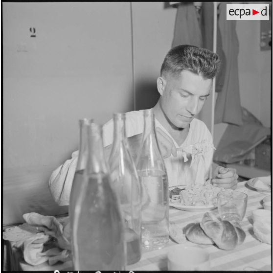 Jean Leriche, cameraman du Service presse information, pendant sa convalescence à l'hôpital Grall après sa libération d'un camp de prisonniers vietminh.