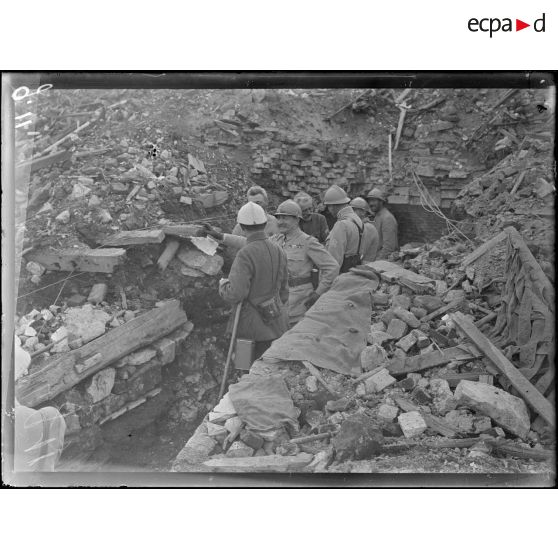 Dans les ruines du château de Deniécourt, une entrée d'un abri souterrain. [légende d'origine]