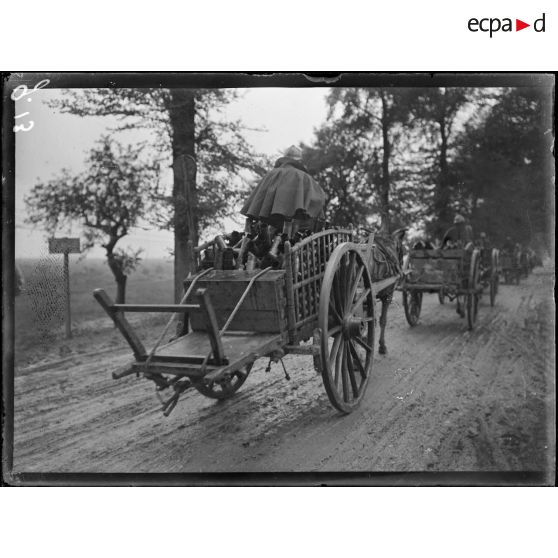 Près de Foucaucourt-Santerre, transports de douilles à l'armée. [légende d'origine]