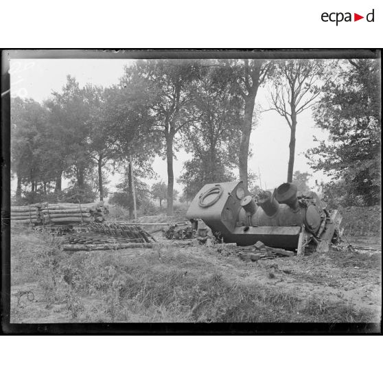 Près de Proyart, la locomotive renversée d'un train de rondins. [légende d'origine]