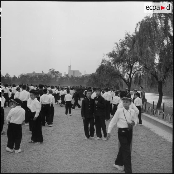 Etudiants japonais sur la place du palais impérial à Tokyo.